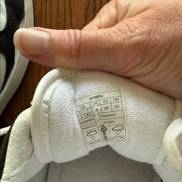 ALO Yoga Black and White Sneakers- Great condition - Picture 10 of 14